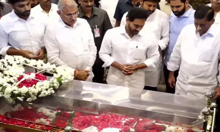 కృష్ణ పార్థివ‌దేహానికి నివాళుర్పించిన సీఎం జ‌గ‌న్‌