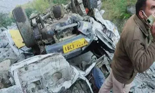 ఘోరం..లోయలో పడిపోయిన కారు.. 8 మంది మృతి