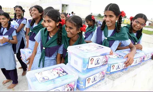 తెలంగాణ విద్యార్థినుల‌కు హెల్త్ కిట్లు.. పంపిణీకి ప్ర‌భుత్వం ఏర్పాట్లు