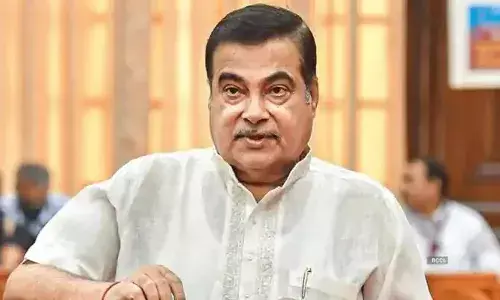 వేదికపై అస్వస్థతకు గురైన కేంద్రమంత్రి నితిన్ గడ్కరీ