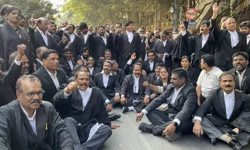 తెలంగాణ హైకోర్టు జడ్జి అభిషేక్‌ రెడ్డి బదిలీ.. న్యాయవాదుల ఆందోళన