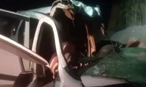 కంటైనర్ను ఢీ కొట్టిన కారు.. ఐదుగురు దుర్మరణం