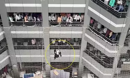 ఆత్మహత్య చేసుకుందామని ఆరో అంతస్తు నుంచి దూకాడు.. నూకలు ఉన్నాయి