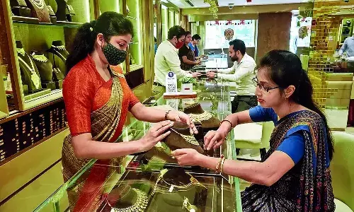 పెరుగుద‌ల‌కు బ్రేక్‌.. స్వ‌ల్పంగా త‌గ్గిన బంగారం ధ‌ర‌