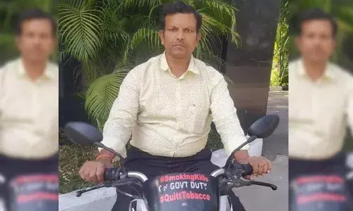 ఈ డిప్యూటీ త‌హ‌సీల్దార్ ఎలా ప్ర‌జ‌ల‌ను పొగాకు మానేలా చేస్తున్నారు