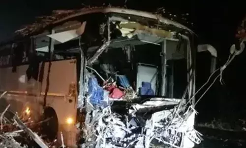 ట్రాక్టర్‌ను ఢీకొట్టిన గరుడ బస్సు.. ముగ్గురు దుర్మరణం, 16 మందికి గాయాలు