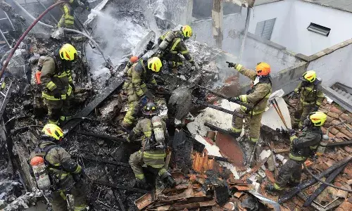 ఇళ్ల మధ్య కూలిన విమానం.. 8 మంది మృతి