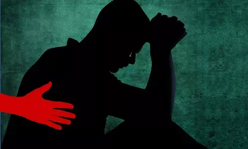 యువకుడిపై నలుగురు యువతుల అత్యాచారం.. కారులో కిడ్నాప్ చేసి మరీ..