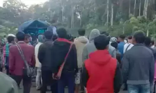 కలప స్మగ్లింగ్ అడ్డుకోవడంతో ఘర్షణ.. ఫారెస్ట్ గార్డు సహా ఆరుగురు మృతి