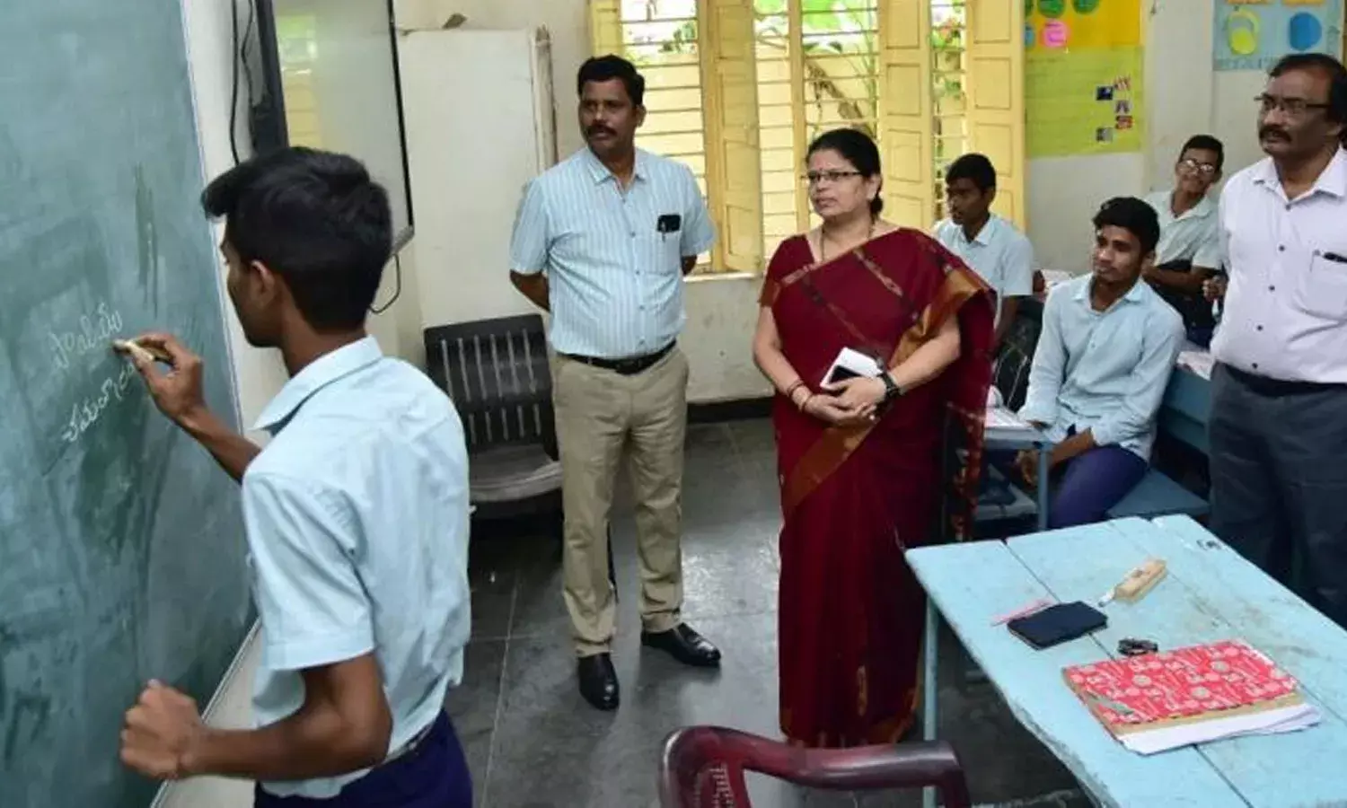 పేరు కూడా రాయలేని దుస్థితిలో హైస్కూల్‌ విద్యార్థులు.. కలెక్టర్‌ ఆగ్రహం