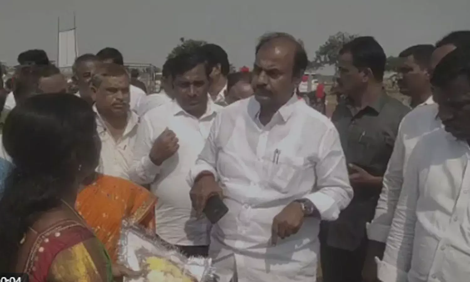 ప్రభుత్వ అధికారి కాలర్ పట్టుకున్న టీఆర్ఎస్ ఎమ్మెల్యే.. వీడియో