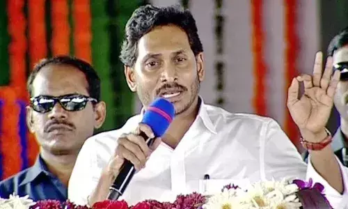 రైతులకు భూమి పట్టాల పంపిణీని ప్రారంభించిన సీఎం జగన్