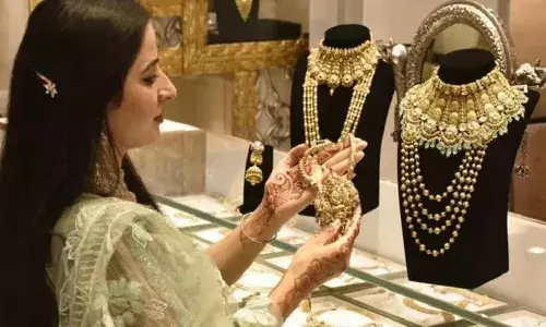 త‌గ్గుతున్న బంగారం ధ‌ర‌