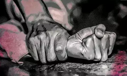 నిందితుల బెదిరింపులతో.. నిప్పంటించుకున్న అత్యాచార బాధితురాలు