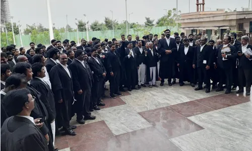 విధులను బహిష్కరించిన ఏపీ హైకోర్టు న్యాయవాదులు
