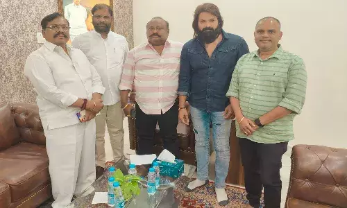 మంత్రి గంగుల కమలాకర్ను కలిసిన హీరో