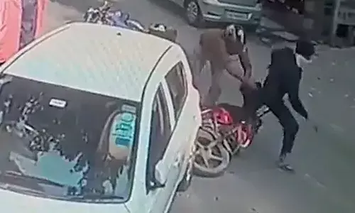 చైన్ స్నాచర్‌ను పట్టుకున్న కానిస్టేబుల్.. వీడియో వైర‌ల్‌