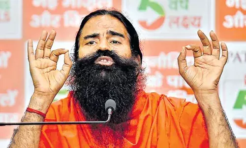 రామ్‌దేవ్ బాబా వివాదాస్ప‌ద వ్యాఖ్య‌లు.. దుస్తులు లేక‌పోయినా మ‌హిళ‌లు బాగుంటారు