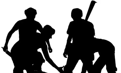 చేసిన పనికి డబ్బులు ఇవ్వమన్నందుకు.. దళితుడితో మూత్రం తాగించి ఆపై..