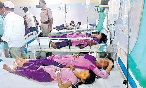ఉడికి ఉడకని అన్నం తిని.. 25 మంది విద్యార్థులకు అస్వస్థత.. ఏపీలో వరుస ఘటనలు