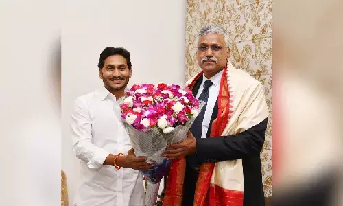 సీఎం జగన్‌ను కలిసిన కేంద్ర రక్షణ శాఖ కార్యదర్శి