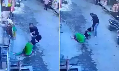 తల్లిని నడిరోడ్డుపై విచక్షణారహితంగా కొట్టిన  కొడుకు