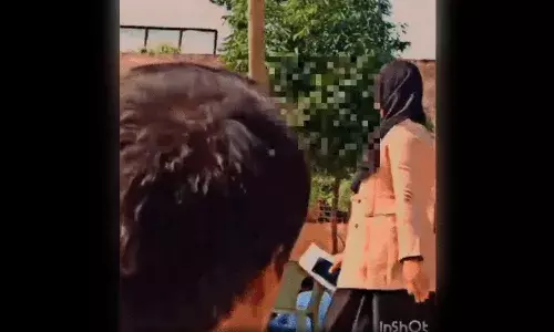 టీచర్‌పై విద్యార్థుల లైంగిక వేధింపులు.. బరితెగించి అసభ్యకరమైన పదజాలంతో.. వీడియో