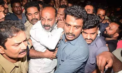 పాదయాత్రకు ముందు.. బండి సంజయ్ని అడ్డుకున్న పోలీసులు
