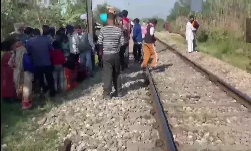 పట్టాలపై కూర్చున్న ముగ్గురు చిన్నారులు.. ఒక్కసారిగా రైలు దూసుకురావడంతో..