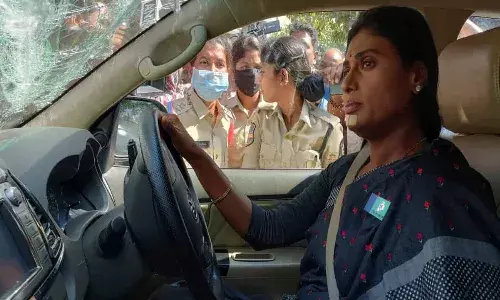 వైఎస్ షర్మిల కారులో ఉండగానే.. క్రేన్తో పోలీస్స్టేషన్కు తరలింపు
