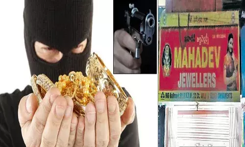 నాగోల్లో కాల్పుల కలకలం.. బంగారు నగల దోపిడి