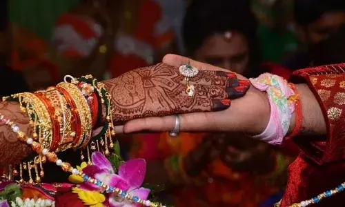 వేరొకరితో నిశ్చితార్థం.. మరొకరితో ఇంటి నుంచి పారిపోయిన యువతి.. చివరికి