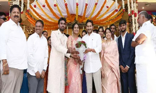 ఆ పెళ్ళికి సతీసమేతంగా హాజరైన వైఎస్ జగన్ దంపతులు