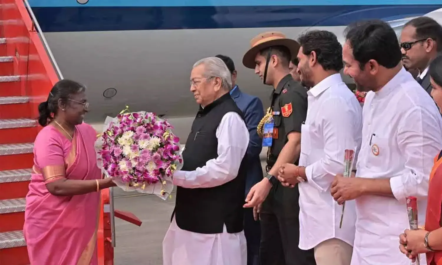 గ‌న్న‌వ‌రం విమానాశ్ర‌మంలో రాష్ట్ర‌ప‌తి ద్రౌప‌ది ముర్ముకి ఘ‌న స్వాగ‌తం