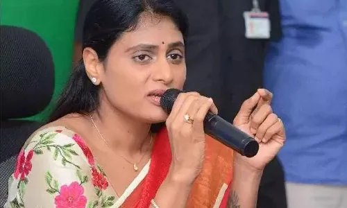 షర్మిల పాదయాత్రకు బ్రేక్.. షోకాజ్ నోటీసు ఇచ్చిన పోలీసులు