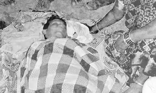 కరీంనగర్లో వార్డెన్ నిర్వాకం.. బావిలో జారిపడి విద్యార్థి మృతి