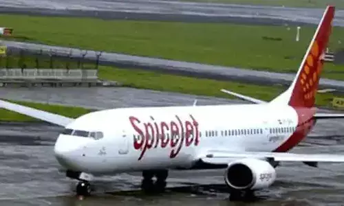 హైదరాబాద్ నుంచి నాసిక్ వెళుతున్న స్పైస్జెట్ విమానంలో సాంకేతికలోపం