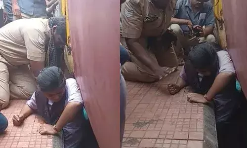 ఫ్లాట్ఫామ్కి, రైలుకి మధ్యన ఇరుక్కున్న విద్యార్థిని.. గంటన్నర పాటు నరకయాతన