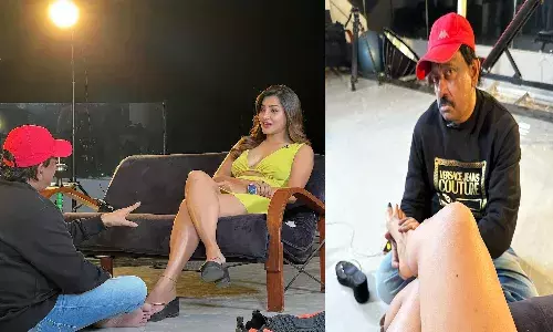 బిగ్బాస్ బ్యూటీ కాళ్లను పట్టుకున్న ప్రముఖ దర్శకుడు.. ఫోటోలు వైరల్