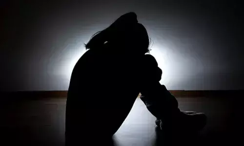 ఘోరం.. 5వ తరగతి బాలిక మెడ‌లో చెప్పుల దండ వేసి ఊరేగించిన వార్డెన్‌