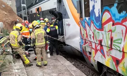 రెండు రైళ్లు ఢీ.. 150 మందికి గాయాలు