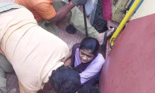 విషాదం.. రైలు-ప్లాట్ఫామ్ మధ్య ఇరుక్కున్న విద్యార్థిని.. 24 గంటలు మృత్యువుతో పోరాడి..