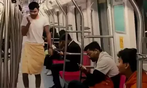 మెట్రోలో టవల్తో యువకుడు ఎంట్రీ.. వీడియో వైరల్