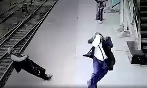 షాకింగ్ వీడియో : పక్షి ఎంత పని చేసింది.. కొద్దిలో ప్రాణాలే పోయేవి