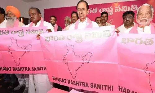 అట్టహాసంగా బీఆర్ఎస్ పార్టీ ఆవిర్భావ వేడుకలు