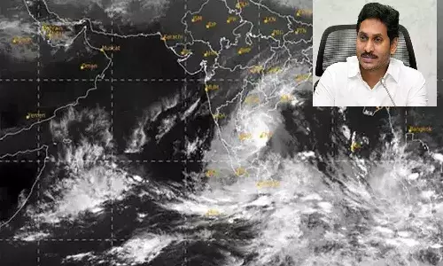 తీరం దాటిన తుఫాన్.. ఏపీలో భారీ వర్షాలు.. అధికారులతో సీఎం జగన్ సమీక్ష