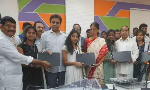 బాసర ట్రిపుల్ ఐటీ విద్యార్థులకు ల్యాప్టాప్లు అందజేసిన మంత్రి కేటీఆర్