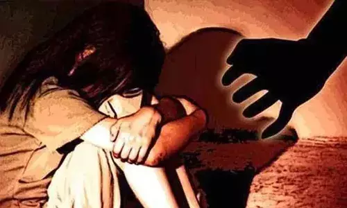 బ‌ర్త్‌డే వేడుక‌ల్లో సెల్ఫీ.. బెదిరించి ప‌లుమార్లు అత్యాచారం