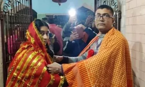 స్టూడెంట్ను ప్రేమించి పెళ్లాడిన టీచర్.. అతడికి 42, ఆమెకు 22