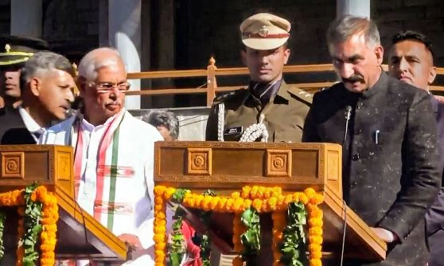 హిమాచల్‌ సీఎంగా సుఖ్వీందర్‌ సింగ్‌ ప్రమాణ స్వీకారం